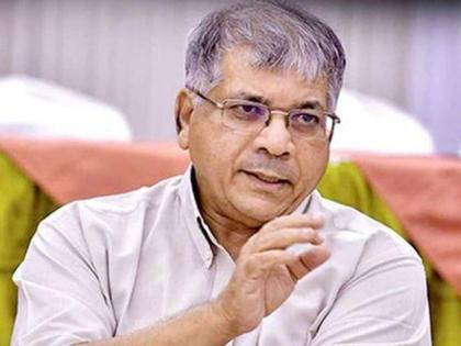 prakash ambedkar comment on anil deshmukh case and devendra fadnavis | 'अनिल देशमुखांनी कोणाला तरी वाचवण्यासाठी स्वतःचा बळी देऊ नये'