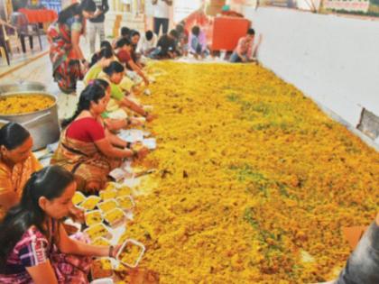 Three thousand kilos of spiced rice in Kamothe for maratha morcha | तीन हजार किलोचा कामोठेत मसालेभात; नवी मुंबईतील मराठा बांधवांचा उत्साह शिगेला