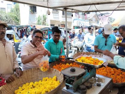 The scent of flowers swells with inflation; Increase in price of Mogra, Nishigandha by Rs.50 to Rs.100 | फुलांच्या सुगंधाला महागाईच्या झळा; मोगरा, निशिगंधाच्या दरात ५० ते १०० रुपयांत वाढ