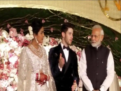 PM Modi Gifted Priyanka chopra-Nick The Exact Same Thing He Gave Virat-Anushka - Two Beautiful Red Roses | पंतप्रधान नरेंद्र मोदी यांनी प्रियांका चोप्रा आणि निक जोनासला दिले हे गिफ्ट