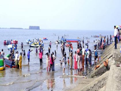 Tourists influx on beaches, hotels, cottages full, 8,800 visitors in nine days |  समुद्रकिनाऱ्यांवर पर्यटकांची ‘भरती’, हॉटेल्स, कॉटेजेस फुल्ल, नऊ दिवसांत ८,८०० पर्यटकांची भेट