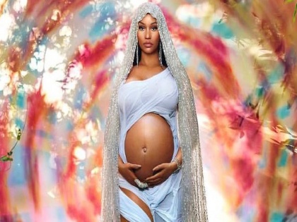nicki minaj is pregnant with her 1st child shares pic of baby bump | प्रेग्नंट आहे पॉप सिंगर निकी मिनाज, बेबी बम्पचे फोटो शेअर करत दिली गोड बातमी