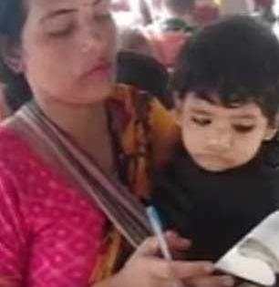 कर्तव्यनिष्ठेला सलाम! कुशीत बाळ अन् हातात मशीन... आई करतेय कंडक्टरचं काम; 'ती'चा संघर्ष