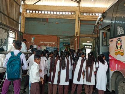 Delays in rural bus services; Angry students hit the ST depot khamgaon | ग्रामीण भागातील बसफेरीला विलंब; संतप्त विद्यार्थ्यांची एसटी आगारात धडक