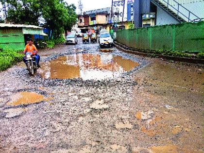 The chawl of the Neyojo-Kurali road | निघोजे-कुरुळी रस्त्याची झाली चाळण