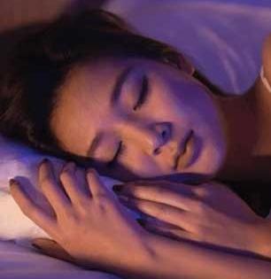 रात्री लाईट ऑन करून झोपण्याची सवय असेल तर आताच बदला, आरोग्याचं होईल मोठं नुकसान