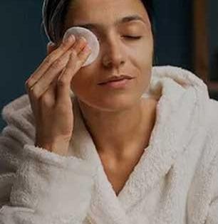 रात्री झोपण्यापूर्वी त्वचेवर लावा ४ गोष्टी, सकाळी त्वचेवर येईल ग्लो, कोरड्या- रुक्ष त्वचेपासून होईल सुटका