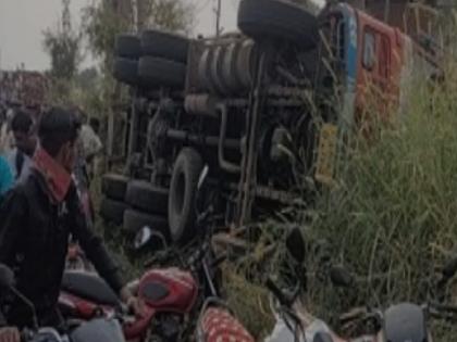 The shepherd was killed when his truck overturned in nigve kolhapur | साखरेची पोती भरलेला ट्रक अंगावर उलटल्याने मेंढपाळ ठार, निगवे येथील दुर्घटना