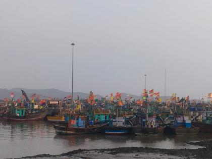 Loss of life despite modern technology; Rainy fishing off the coast | आधुनिक तंत्रज्ञानाची कास धरली असतानाही जीवितहानी; पावसाळी मासेमारी बंद अनाठायी