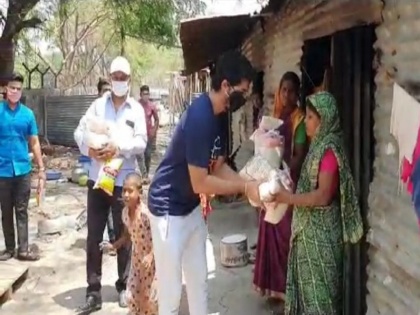 LockDown: lagir zal ji Fame nikhil chavan Providing Food for Hungry People-SRJ | LockDown: निखिल चव्हाणचा गरजू व्यक्तींच्या मदतीत खारीचा वाटा,अशी करतोय मदत