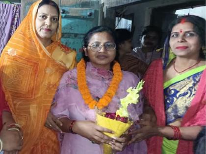 mujaffarpur naraipur nikita bihar patna apo officer success story seven daughters | भारीच! लहानपणी वडिलांचं छत्र हरपलं; छोट्या बहिणीने कष्ट करून मोठ्या बहिणीला केलं अधिकारी