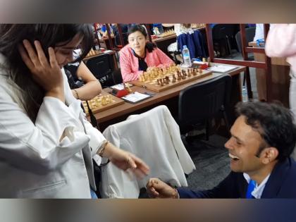 बुद्धिबळाच्या पटावर मांडला प्रेमाचा डाव....