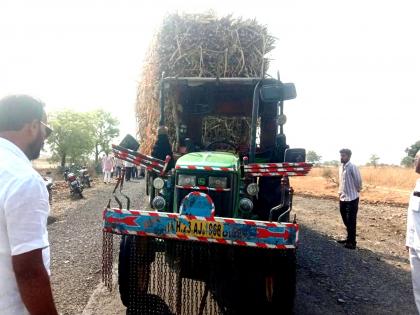 Tractor-bike head-on collision in Nilanga; Two people died on the spot | निलंग्यात ट्रॅक्टर- दुचाकीची समोरसमोर धडक; दोन जणांचा जागीच मृत्यू