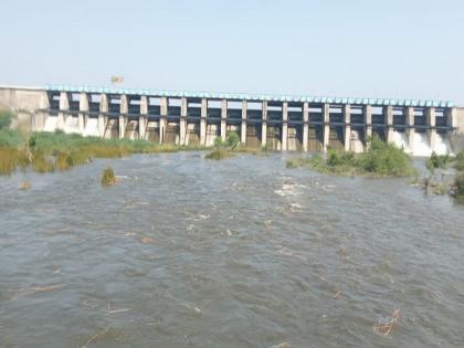 Discharged water into the river from the lower Dudhana project; Relief to 50 villages in three talukas | निम्न दुधना प्रकल्पातून नदीपाञात पाणी सोडले; तीन तालुक्यातील ५० गावांना दिलासा Discharged water into the river from the lower Dudhana project; Relief to 50 villages in three talukas | निम्न दुधना प्रकल्पातून नदीपाञात पाणी सोडले; तीन तालुक्यातील ५० गावांना दिलासा