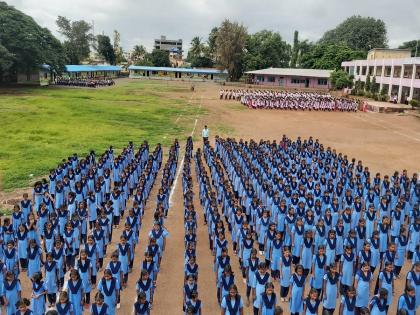 In Nira 2 thousand 450 students sang the national anthem independence day 2022 | Pune | नीरेत २ हजार ४५० विद्यार्थ्यांनी गायले समुह राष्ट्रगीत