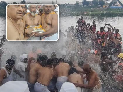 Neera bath for Mauli feet in chants of Gyanoba-Gyanoba; Mauli's palanquin ceremony leaves for Lonand stay in Satara district | Satara: ‘ज्ञानोबा-ज्ञानोबा’च्या जयघोषात माउलींच्या पादुकांना नीरा स्नान; लोणंदनगरीत विसावला वारकऱ्यांचा मेळा