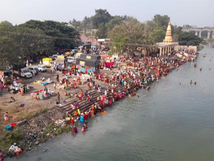 Neera bath of Saint Namdev Maharaj and Padukas of Panduranga, palkhi ceremony entered in Purandar | संत नामदेव महाराज व पांडुरंगाच्या पादुकांचे नीरा स्नान, पालखी सोहळ पुरंदरमध्ये दाखल