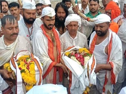 Ashadhi Wari: Bathing the feet of Jagadguru Saint Tukaram Maharaj at Sarati | Ashadhi Wari: जगद्गुरु संतश्रेष्ठ संत तुकाराम महाराजांच्या पादुकांना सराटी येथे निरा स्नान