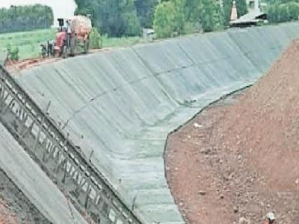After strong opposition from farmers the concrete plant for the Nira Ujwa Canal lining project has begun to be moved | Satara: नीरा उजवा कालवा अस्तरीकरणातील तडवळेचा काँक्रीट प्लांट हलविणे सुरु, शेतकऱ्यांच्या संघर्षाला यश After strong opposition from farmers the concrete plant for the Nira Ujwa Canal lining project has begun to be moved | Satara: नीरा उजवा कालवा अस्तरीकरणातील तडवळेचा काँक्रीट प्लांट हलविणे सुरु, शेतकऱ्यांच्या संघर्षाला यश