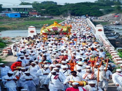 After Pandhari's visit, Mauli's Palkhi entered Pune district | पंढरीच्या भेटीनंतर माऊलींच्या पालखीचा पुणे जिल्हयात प्रवेश 