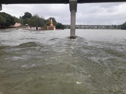 pune news flood-hit area along Nira river, alert issued for many villages | नीरा नदीलगतच्या परिसरात पूरग्रस्त परिस्थिती, अनेक गावांना सतर्कतेचा इशारा pune news flood-hit area along Nira river, alert issued for many villages | नीरा नदीलगतच्या परिसरात पूरग्रस्त परिस्थिती, अनेक गावांना सतर्कतेचा इशारा