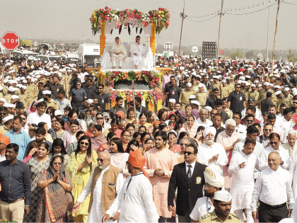 Lakhs of devotees created a grand vision of humanity in Nirankari Sant Samagam | ‘बोलो प्यार से धन निरंकार’, संत समागमात लाखो भाविकांनी घडविले मानवतेचे विराट दर्शन