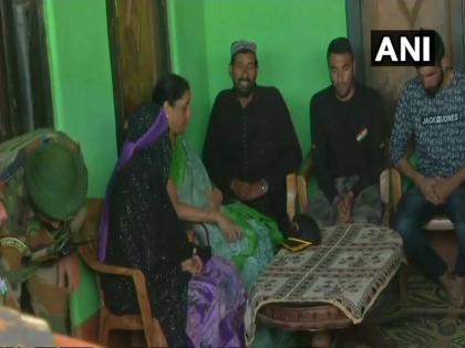 Defence Minister Nirmala Sitharaman meets the family of Sepoy Aurangzeb in J&K's Poonch | चौफेर टीकेनंतर संरक्षणमंत्र्यांनी घेतली शहीद औरंगजेब यांच्या कुटुंबीयांची भेट