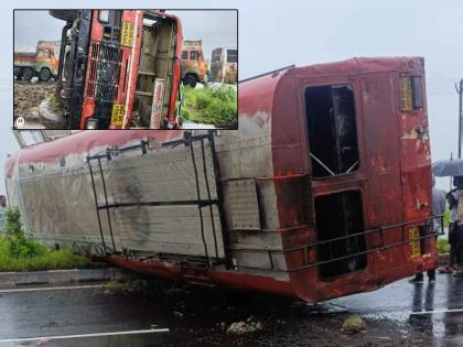 A bus overturned on the national highway; 16 passengers injured, three shifted to Buldhana | राष्ट्रीय महामार्गावर धावती बस उलटली; १६ प्रवासी जखमी, तिघांना बुलढाणा येथे हलविले