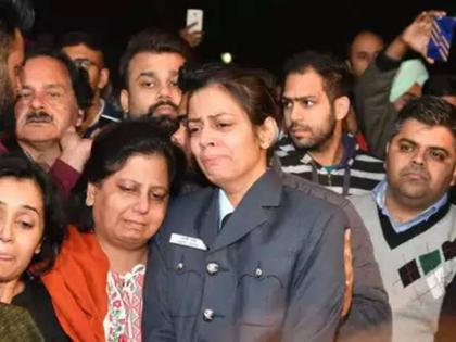 IAF Squadron Leader's wife Gave Him Last Good bye in IF Uniform | स्क्वॉड्रन लीडर पत्नीने शहीद पतीला दिला हवाई दलाच्या गणवेशात निरोप, उपस्थितांचे डोळे पाणावले