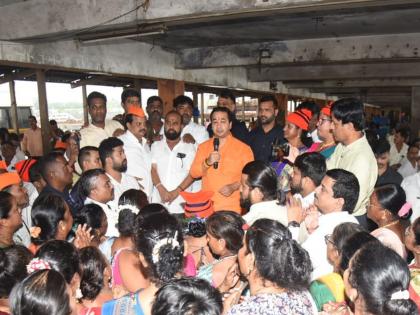 Local fishmonger women beaten up by Bangladeshis, Rohingyas, Nitesh Rane runs after brother's push, orders given | स्थानिक मच्छिविक्रेत्या महिलांना बांगलादेशी, रोहिंग्यांकडून मारहाण, नितेश राणेंची भाऊच्या धक्क्यावर धाव, दिले असे आदेश Local fishmonger women beaten up by Bangladeshis, Rohingyas, Nitesh Rane runs after brother's push, orders given | स्थानिक मच्छिविक्रेत्या महिलांना बांगलादेशी, रोहिंग्यांकडून मारहाण, नितेश राणेंची भाऊच्या धक्क्यावर धाव, दिले असे आदेश