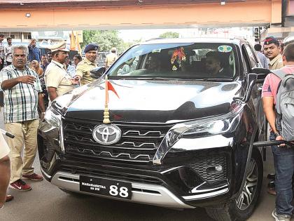 Sir, MP's car! So what happened, first add the fine; Chhatrapati Sambhajinagar's police officer NItin Bagate's action! | ही खरी दबंगगिरी! साहेब, खासदाराची गाडीये! मग काय झाले, आधी दंड भर