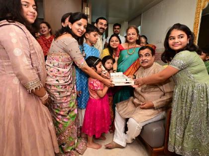 Leaders, workers gather at Nitin Gadkari's residence to wish him a 'houseful' birthday | नितीन गडकरींना वाढदिवसाच्या ‘हाऊसफुल्ल’ शुभेच्छा नेते, कार्यकर्त्यांची निवासस्थानी रीघ Leaders, workers gather at Nitin Gadkari's residence to wish him a 'houseful' birthday | नितीन गडकरींना वाढदिवसाच्या ‘हाऊसफुल्ल’ शुभेच्छा नेते, कार्यकर्त्यांची निवासस्थानी रीघ