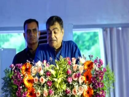 Farmers should become energy providers, produce asphalt says Nitin Gadkari | शेतकऱ्यांनी उर्जादाता व्हावे, डांबरनिर्मिती करावी : नितीन गडकरी