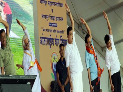 international yoga day in nagpur mass yoga practice of thousands of seekers union minister nitin gadkari also participated organized at yashwant stadium | हजारो साधकांचा सामुहिक योगाभ्यास, केंद्रीय मंत्री नितीन गडकरीही सहभागी; यशवंत स्टेडियमवर आयोजन 