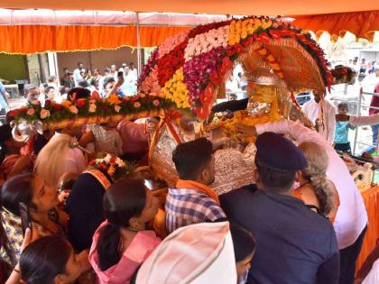 Sant Sri Gajanan Maharaj's palakhi left on June 13 afternoon and reached Nagzari | पालखी निघाली..,भक्तासंगे गजानन माऊली निघाली; श्रींच्या पालखीचे जिल्ह्यात आगमन