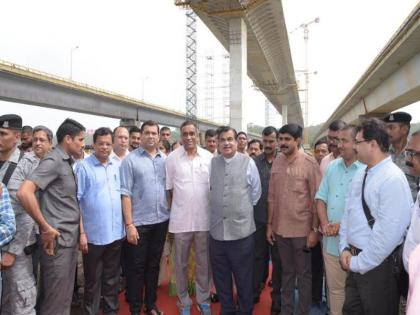 Zuari bridge will be tourist attraction and help to increase business - Nitin Gadkari | जुवारी पुल आयकॉन ठरेल,  पर्यटन व्यवसायाचे आकर्षण बनेल - नितीन गडकरी