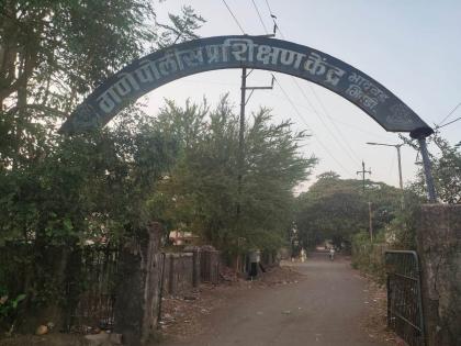 Welcome Arch of Bhadwad Police Training Center in Bhiwandi dangerous; Neglect of the Public Works Department along with the police system | भिवंडीतील भादवड पोलीस प्रशिक्षण केंद्राची स्वागत कमान धोकादायक; पोलीस यंत्रणेसह सार्वजनिक बांधकाम विभागाचे दुर्लक्ष