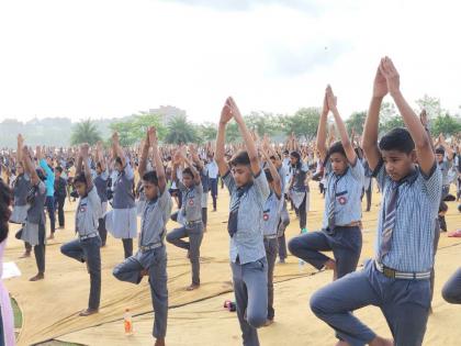 In Bhiwandi, 1150 students performed Yogasana at Katekar Maidan at Kamtaghar | भिवंडीत ११५० विद्यार्थ्यांनी कामतघर येथील काटेकर मैदानात केली योगासन