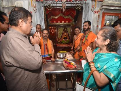 Nitin Gadkari took darshan of Ambadevi, Ekvira Devi as his wife | नितीन गडकरी यांनी सपत्नीक घेतले अंबादेवी, एकविरा देवीचे दर्शन