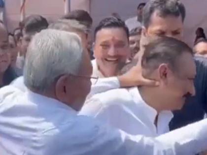 In a different mood! Seeing the journalist, Nitish Kumar grabbed the minister's neck, made him stand in front of him... | वेगळ्याच मुडमध्ये! पत्रकाराला पाहून नितीशकुमारांनी मंत्र्याची मान पकडली, समोर उभे केले...