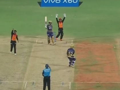 IPL 2021, KKR vs SRH T20 Live : Nitish Rana showing the bat to the umpire on that LBW decision knowing he had hit it | IPL 2021, KKR vs SRH T20 Live : अम्पायरनं बाद देऊ नये म्हणून Nitish Rana नं दाखवली बॅट, जाणून घ्या नेमकं काय झालं