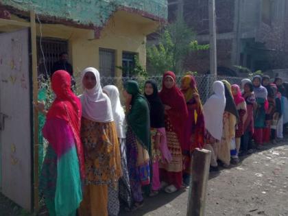 ... Here in the school taken by the candidates, the promotional meeting and the students gave very good promises | ...इथे उमेदवारांनी घेतल्या शाळेत प्रचार सभा, विद्यार्थ्यांना दिली भरघोस आश्वासने 