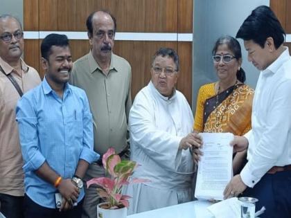 No car sheds by destroying trees and mountains, a memorandum to the Commissioner with signatures of 21,000 citizens | झाडे, डोंगर नष्ट करून कारशेड नको, २१ हजार नागरिकांच्या सह्यांसह आयुक्तांना आयुक्तांना निवेदन No car sheds by destroying trees and mountains, a memorandum to the Commissioner with signatures of 21,000 citizens | झाडे, डोंगर नष्ट करून कारशेड नको, २१ हजार नागरिकांच्या सह्यांसह आयुक्तांना आयुक्तांना निवेदन