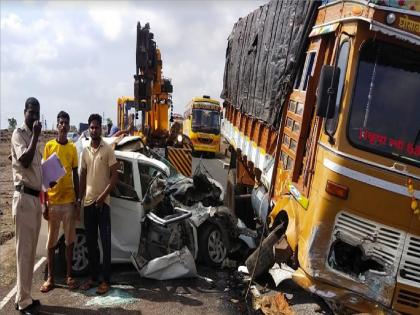 Car-truck collision, car driver injured, Incident at Nivli ratnagiri district | Accident in Ratnagiri: कारची-ट्रकला भीषण धडक, सुदैवाने जीवितहानी टळली; निवळी येथील घटना