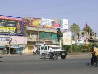 hoarding occupying major area in market places in amravati | दसऱ्यानंतर दिवाळीच्या शुभेच्छांसाठी चढला जोर, इच्छुकांच्या चमकोगिरीने बुजलेत चौक