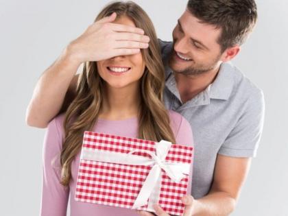 Valentine day : पार्टनरला काय गिफ्ट द्यायचं? असा विचार करत असाल तर 'हे' नक्की वाचा!