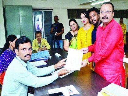 Shiv Sena uprising continued, city chief Vijay Mane filed an nomination | शिवसेनेची बंडखोरी कायम, शहरप्रमुख विजय माने यांचा अर्ज दाखल