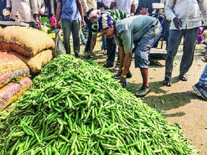  Mutton, decline in rates of slippage, greenhouse gas prices | मटार, पावट्याच्या दरात घट, पालेभाज्यांचे दर स्थिर