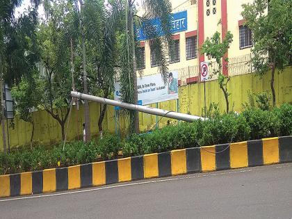 Dangerous electric pole collapse in city | शहरात धोकादायक विद्युत पोलची पडझड