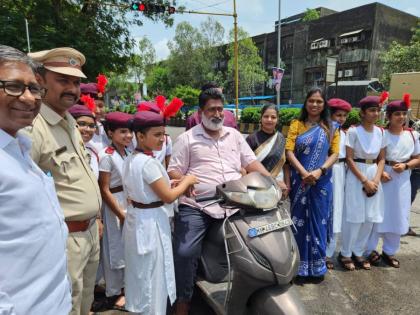 Raksha Bandhan 2024 Traffic violators were tied rakhi also spread awareness of security | अनोखे रक्षाबंधन! वाहतुकीचे नियम मोडणाऱ्यांना बांधल्या राखी, केलं सुरक्षिततेबाबत प्रबोधन